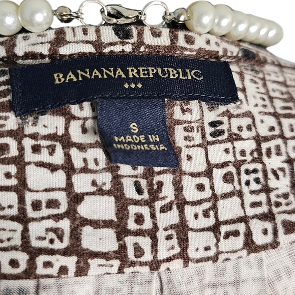 Banana Republic Geometric V-Neck Top - Tag S (Fits like M) - Picture 3 of 4
